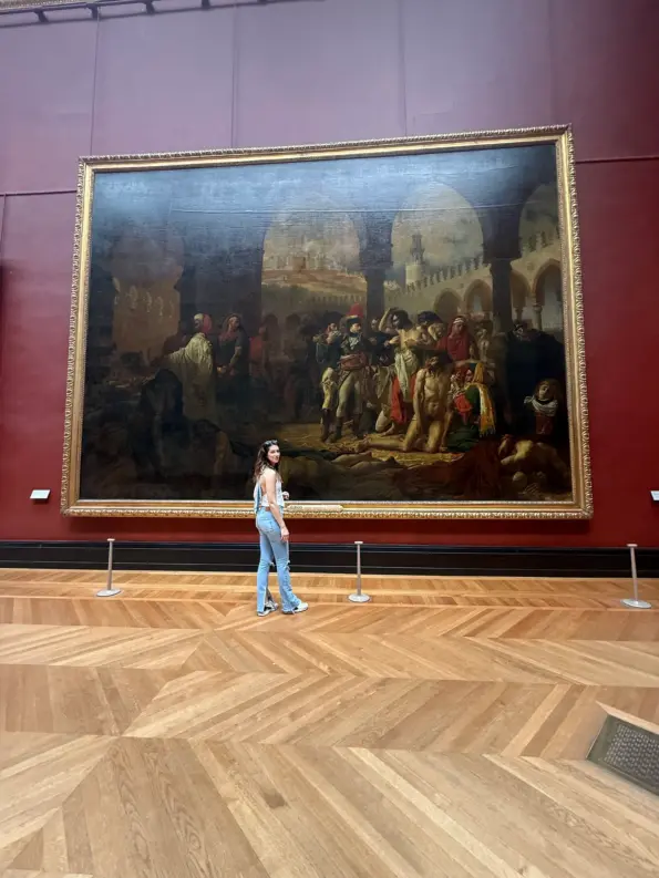Milica Miškin u muzeju Louvre u Parizu