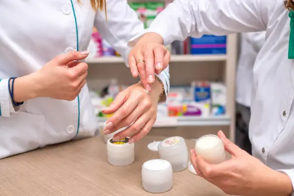 Farmaceutkinje pokazuju primjenu Belladonninih krema.